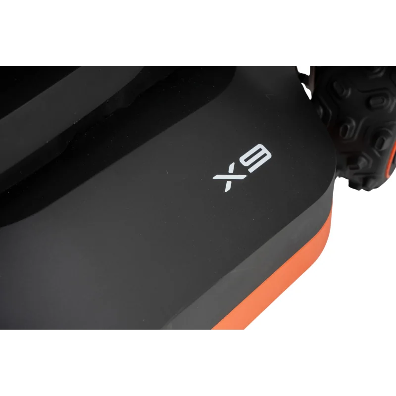 Robot koszący Sunseeker Elite X9 Plus w akcji na dużym trawniku