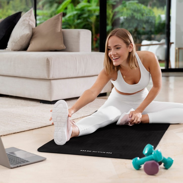 Mata gimnastyczna do ćwiczeń joga, pilates, fitness, 183x61cm, grubość 1cm, materiał NBR, czarna, REBEL ACTIVE Mata gimnastyczna do ćwiczeń joga, pilates, fitness, 183x61cm, grubość 1cm, materiał NBR, czarna, REBEL ACTIVE