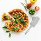 Nóż do pizzy z tarczą tnącą, zębami tnącymi brzegi oraz łopatką z zaciskiem Nóż do pizzy z tarczą tnącą, zębami tnącymi brzegi oraz łopatką z zaciskiem