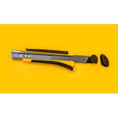 Nóż z ostrzem łamanym 18 mm, plastikowy korpus, metalowa prowadnica