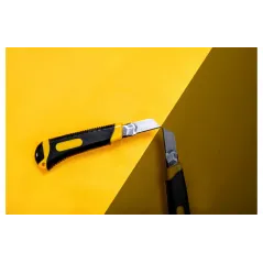 Nóż z ostrzem łamanym 18 mm, plastikowy korpus, metalowa prowadnica