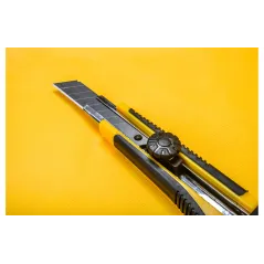 Nóż z ostrzem łamanym 18 mm, plastikowy korpus, metalowa prowadnica