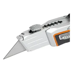 Nóż z ostrzem trapezowym, wysuwane ostrze, metalowa obudowa, gumowana